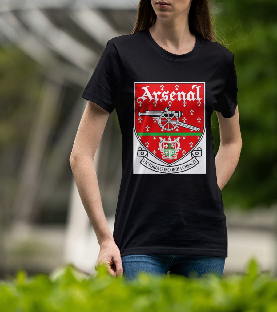 Arsenal FC Victoria Concordia Crescit Deus Per Omnia Crest Featuring Classic Cannon And Shield T-Shirt