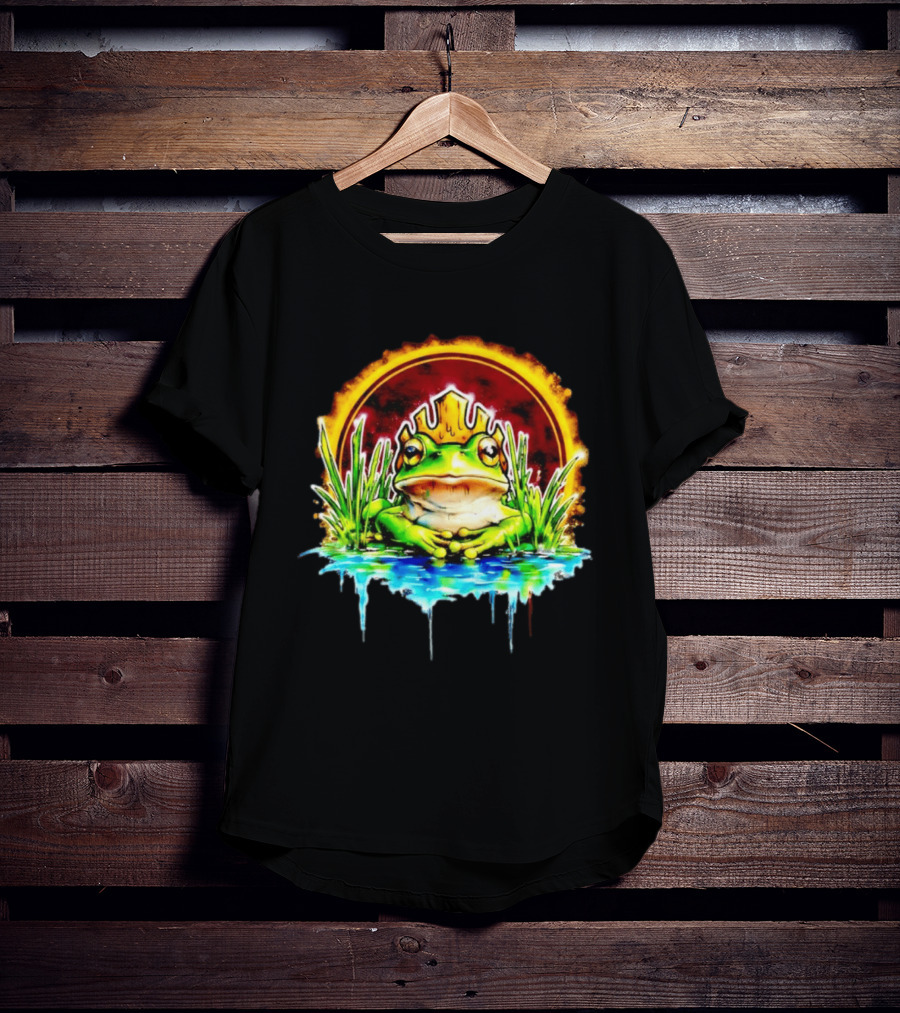 Frog King Crown Pond Nature Amphibian Wildlife Majestic Regal Water Scene T-Shirt
