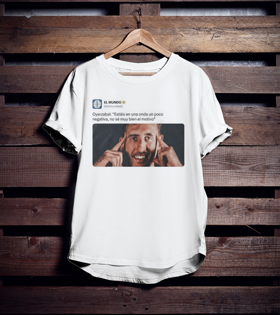 El Mundo Oyarzabal Estais En Una Onda Un Poco Negativa Sonriente Hombre T-Shirt
