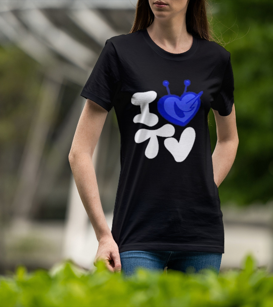 Paperboxmart I Love TV Blue Heart Antenna T-Shirt