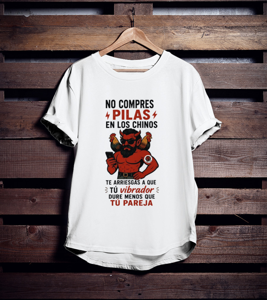 No Compres Pilas En Los Chinos Te Arriesgas A Que Tu Vibrador Dure Menos Que Tu Pareja Demonio Rojo Con Gallos Vibrador Humorístico T-Shirt