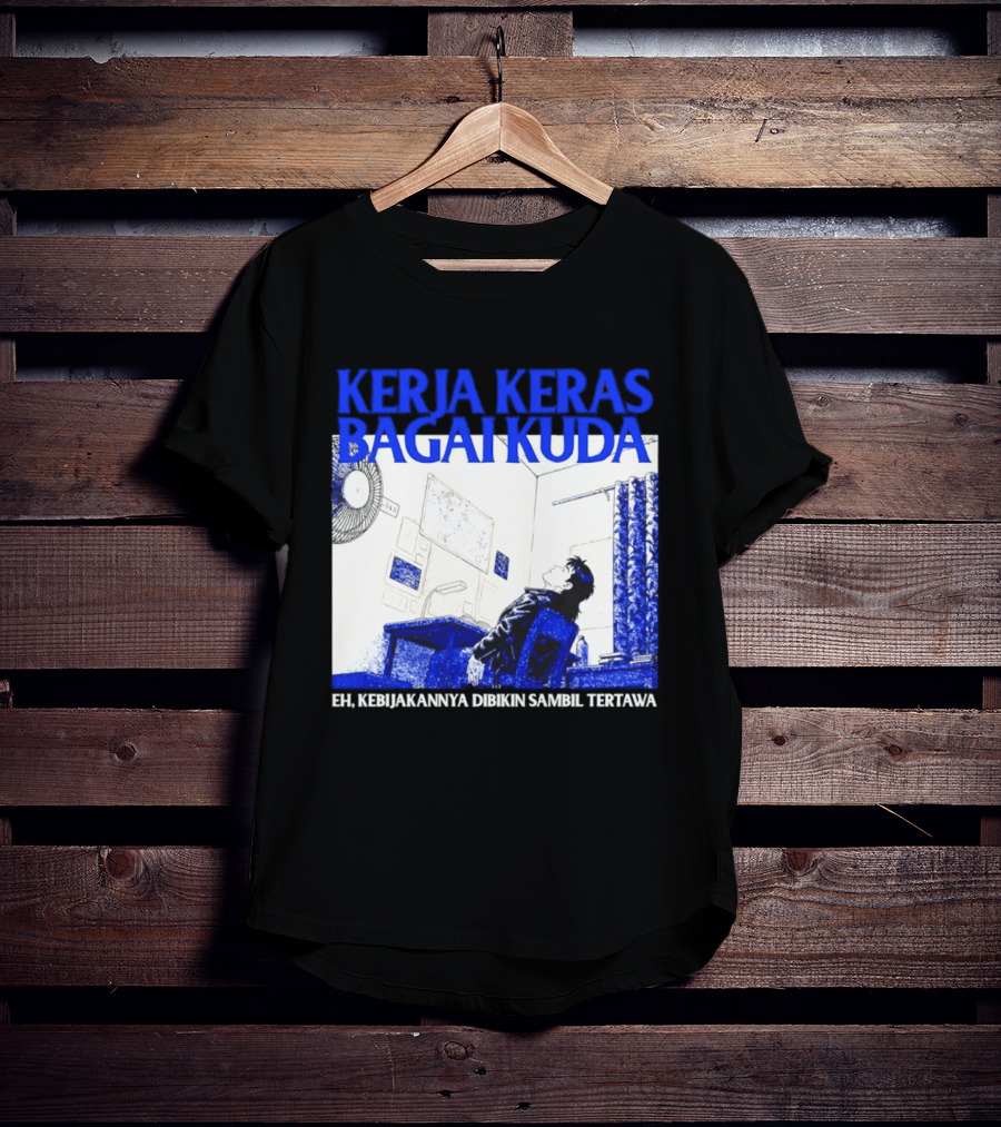 Kerja Keras Bagai Kuda Eh Kebijakannya Dibikin Sambil Tertawa Komik Pria Duduk Meja Dan Layar T-Shirt