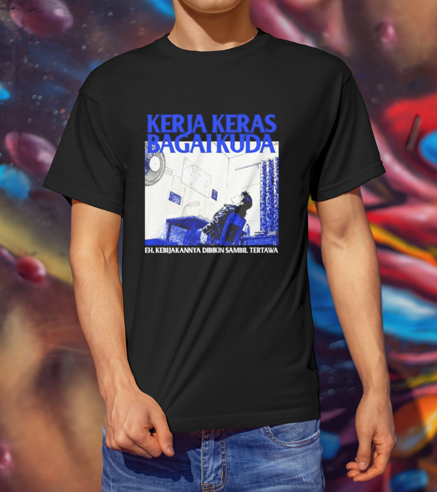 Kerja Keras Bagai Kuda Eh Kebijakannya Dibikin Sambil Tertawa Komik Pria Duduk Meja Dan Layar T-Shirt