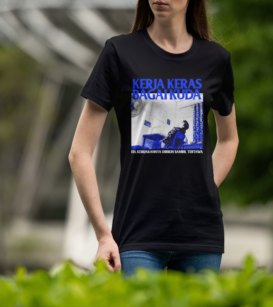 Kerja Keras Bagai Kuda Eh Kebijakannya Dibikin Sambil Tertawa Komik Pria Duduk Meja Dan Layar T-Shirt