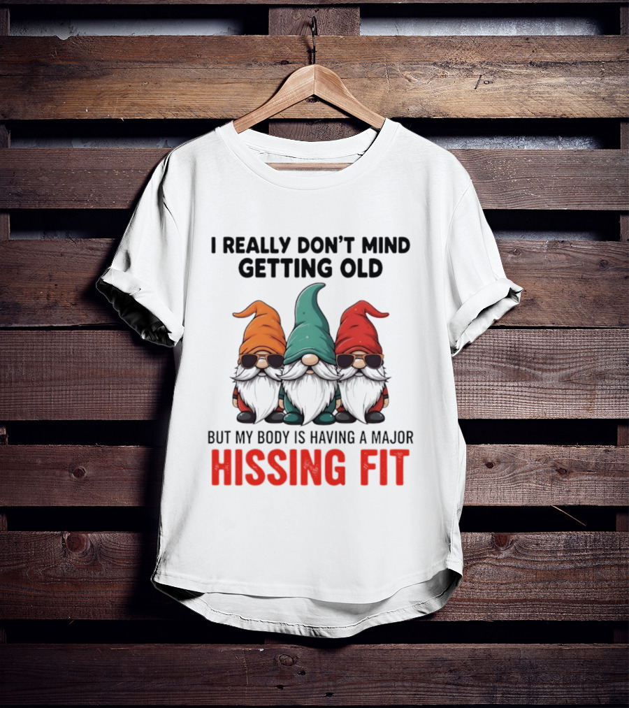 I Really Don't Mind Getting Old Gnome Christmas But My Body Is Having A Major Hissing Fit T-Shirt