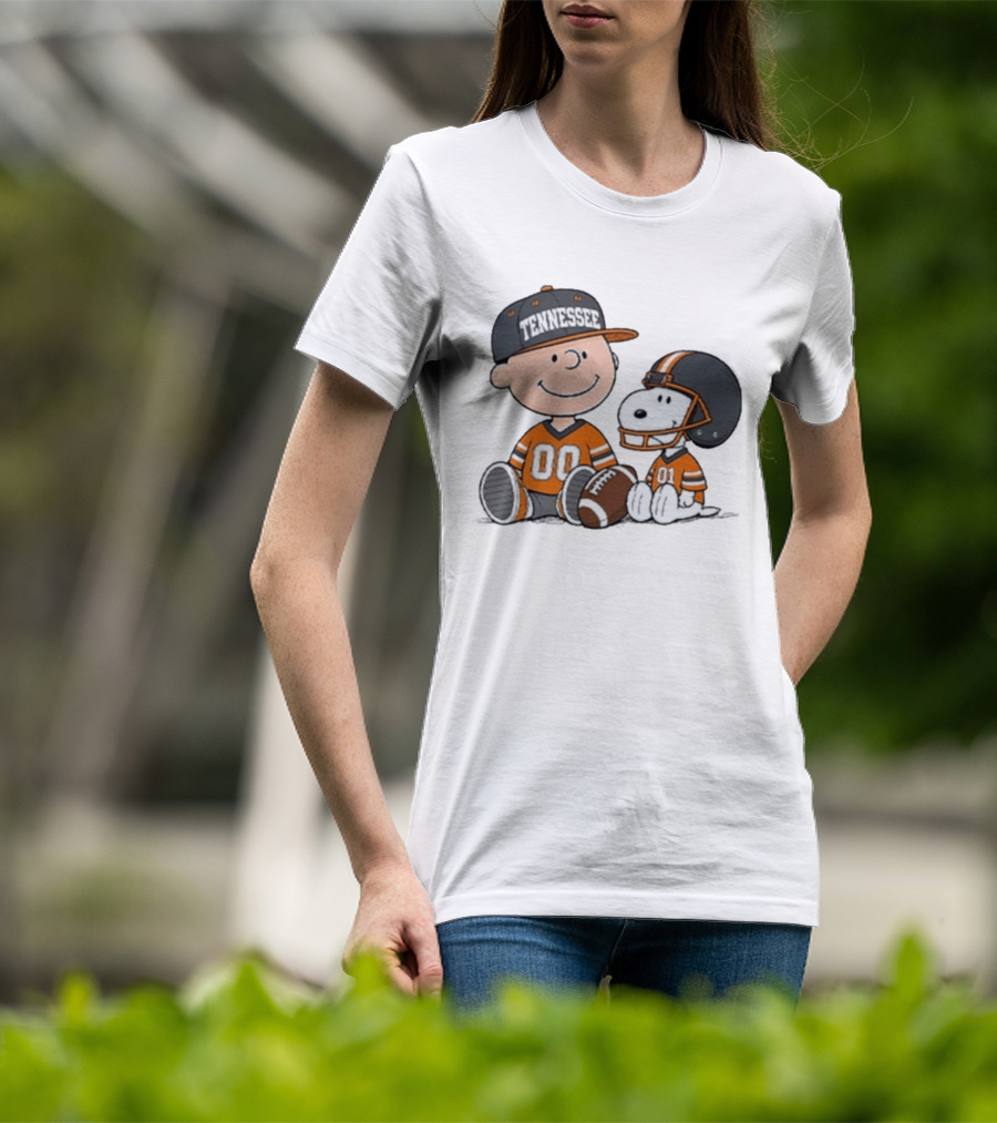 Tennessee Football Charlie Brown Snoopy Peanuts 00 01 T-Shirt
