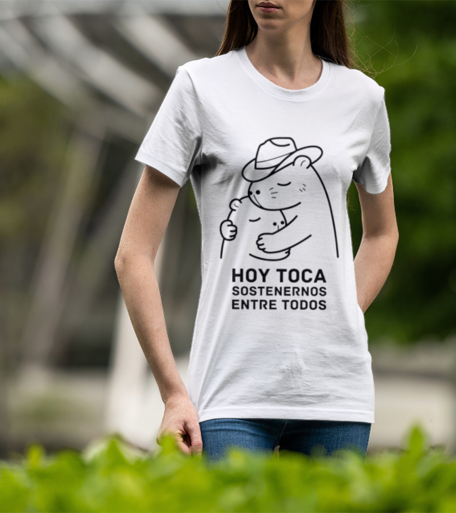 Hoy Toca Sostenernos Entre Todos Bear Hug T-Shirt