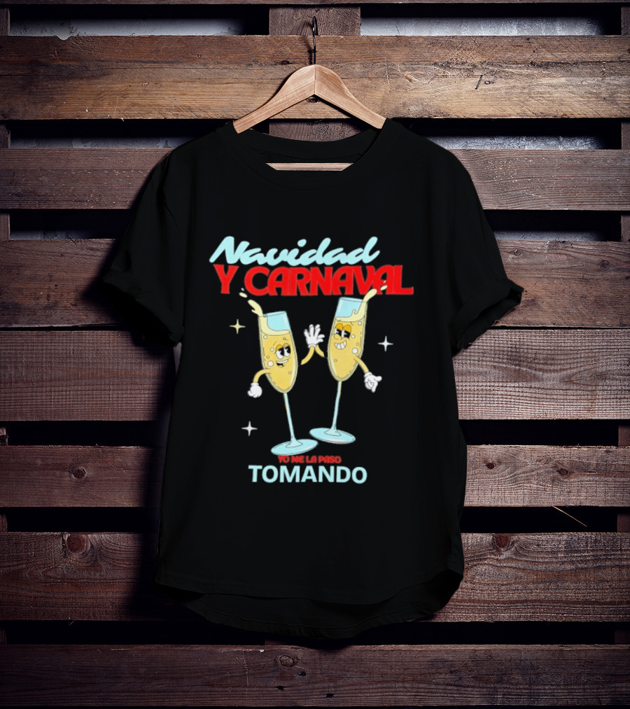Navidad Y Carnaval Yo Me La Paso Tomando Two Toasting Champagne Glasses T-Shirt