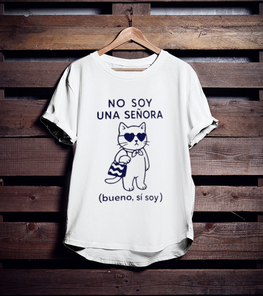 No Soy Una Señora Bueno Sí Soy Cat With Sunglasses And Bag T-Shirt