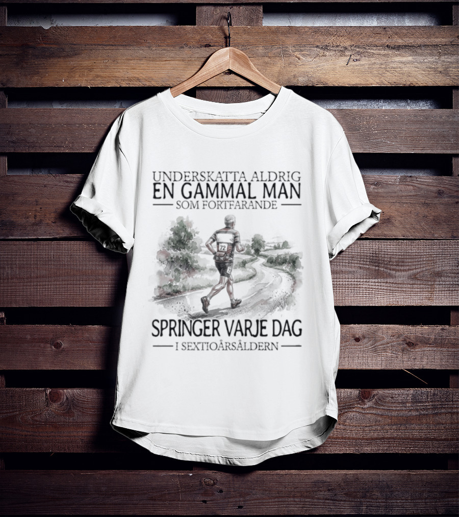 Underskatta Aldrig En Gammal Man Som Fortfarande Springer Varje Dag I Sextioårsåldern T-Shirt