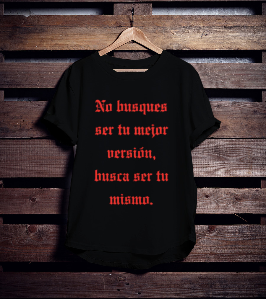 No Busques Ser Tu Mejor Versión Busca Ser Tu Mismo Frase Motivacional Texto Rojo Estilo Gótico T-Shirt