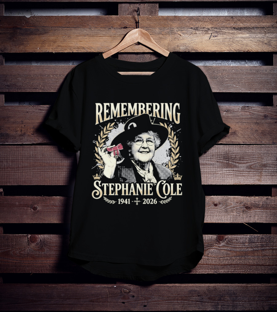 Remembering Stephanie Cole 1941 2026 Red Bow Laurel Wreath T-Shirt