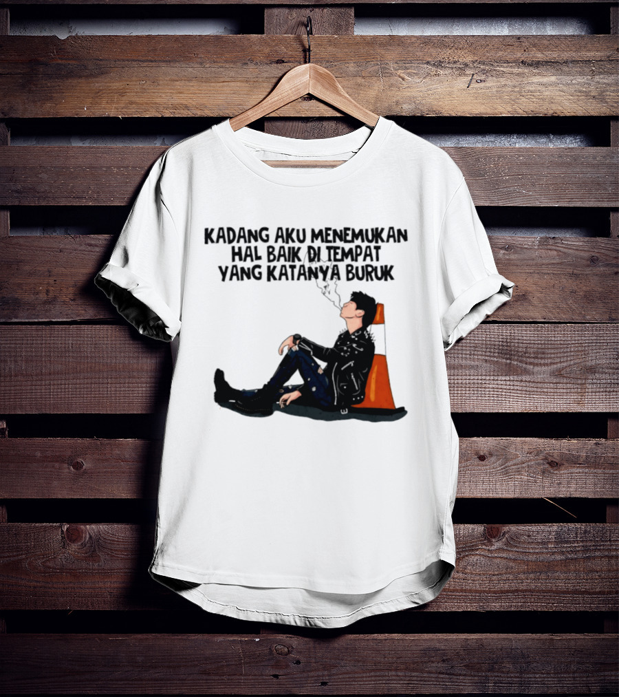 Kadang Aku Menemukan Hal Baik Di Tempat Yang Katanya Buruk Dengan Sosok Beristirahat Di Kursi Oranye T-Shirt