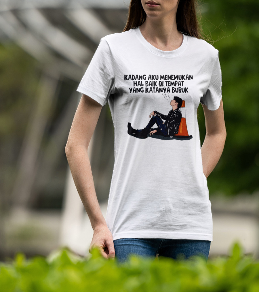 Kadang Aku Menemukan Hal Baik Di Tempat Yang Katanya Buruk Dengan Sosok Beristirahat Di Kursi Oranye T-Shirt