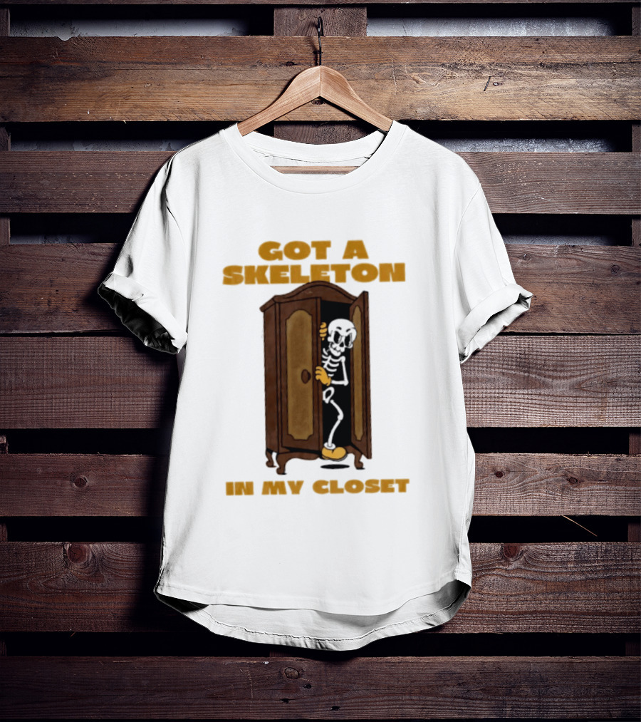 Got A Skeleton In My Closet Spooky Halloween Fun T-Shirt