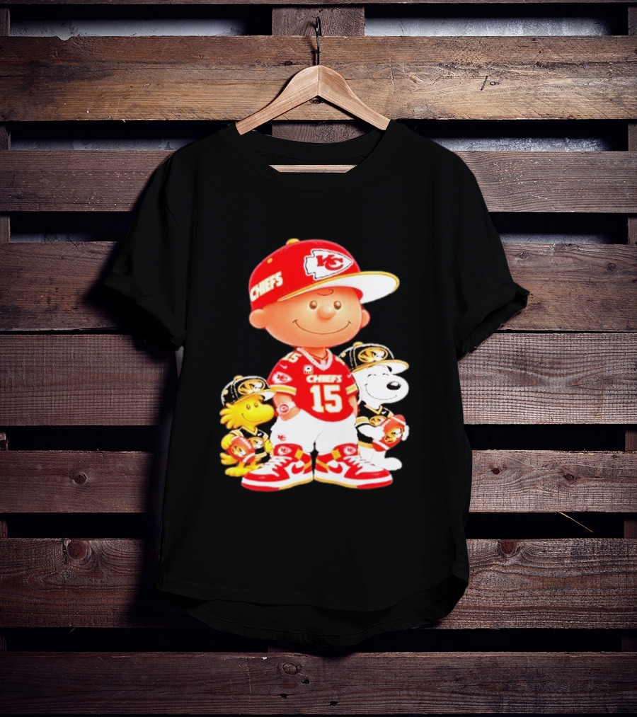 Peanuts Chiefs Patrick Mahomes Football Kansas City Charlie Brown Snoopy Woodstock T-Shirt