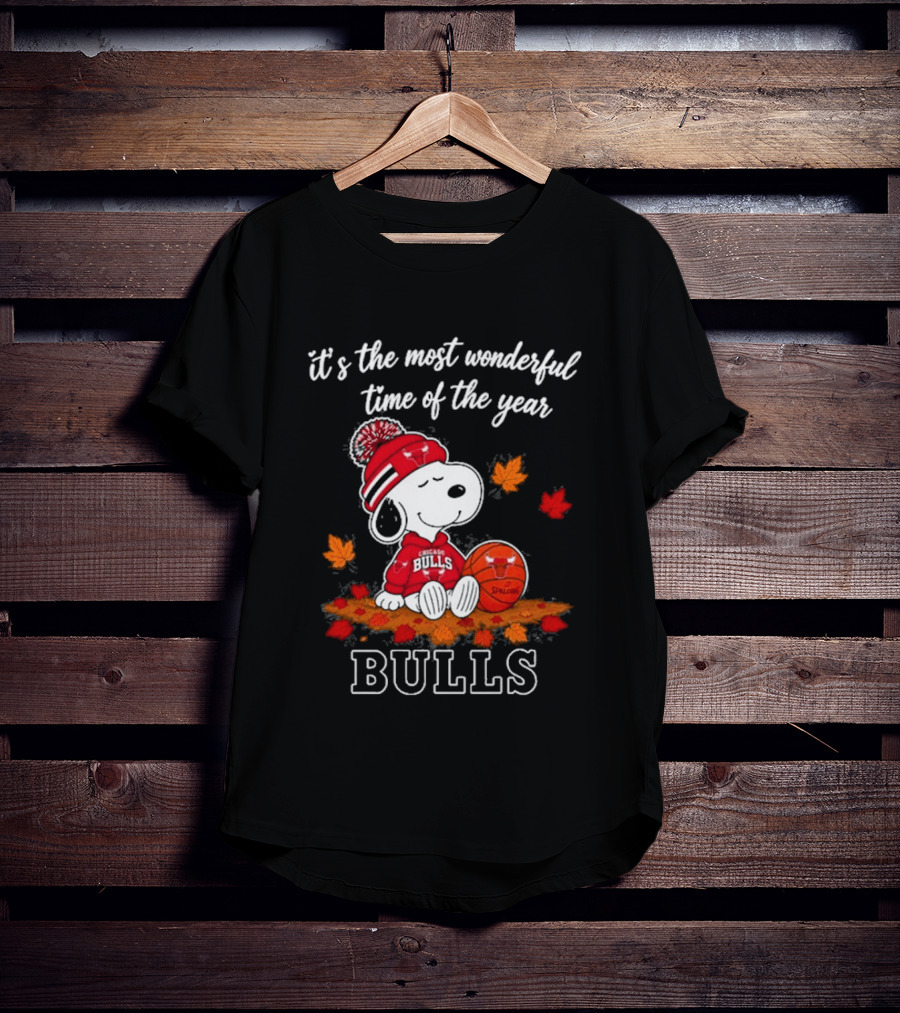 Chicago Bulls Snoopy Autumn Leaves Football Most Wonderful Time Of The Year T-Shirt