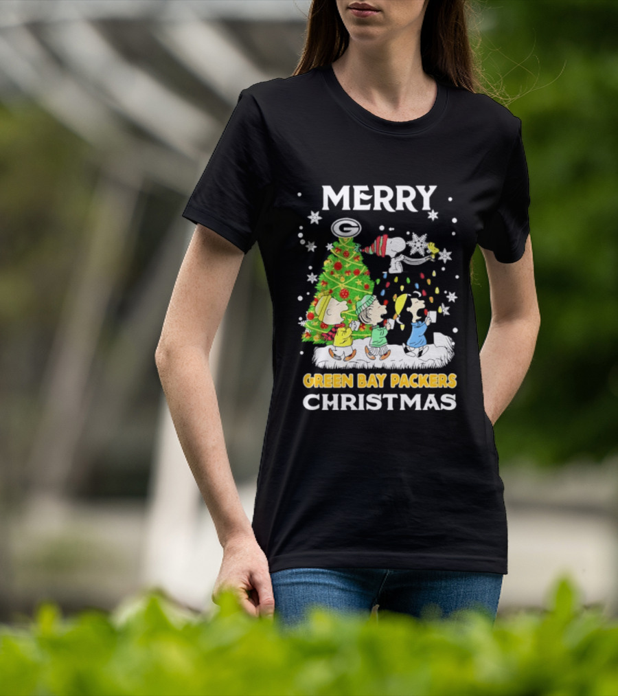 Merry Green Bay Packers Peanuts Christmas Caroling With Snoopy And Woodstock T-Shirt