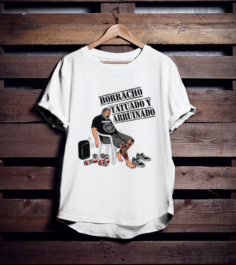 Borracho Tatuado Y Arruinado Hombre Con Pierna Tatuada Y Botellas Vibrando T-Shirt