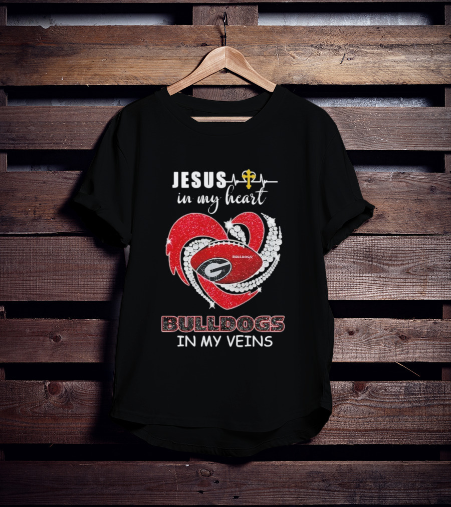 Jesus In My Heart Bulldogs In My Veins Diamond Heart T-Shirt