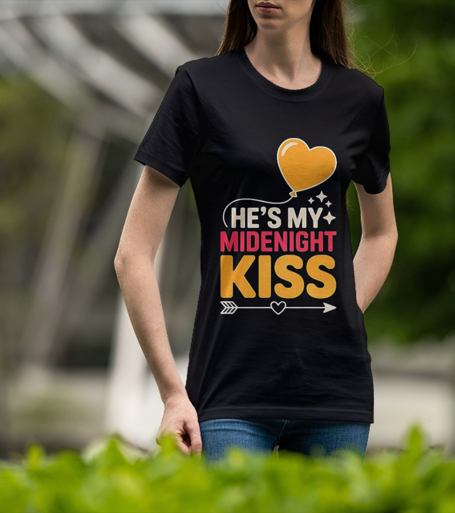 Happy New Year Midnight Kiss Heart Balloon And Arrow T-Shirt