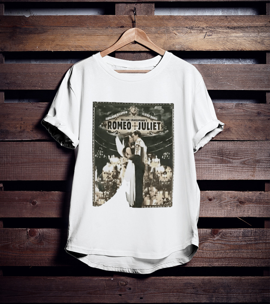 William Shakespeare's Romeo And Juliet Leonardo Claire Iconic Romantic Scene T-Shirt