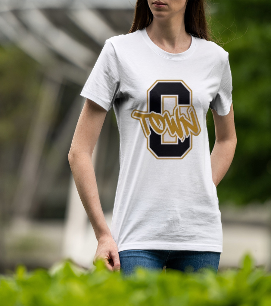 O Town Vintage Varsity Style בצ פjfgh T-Shirt