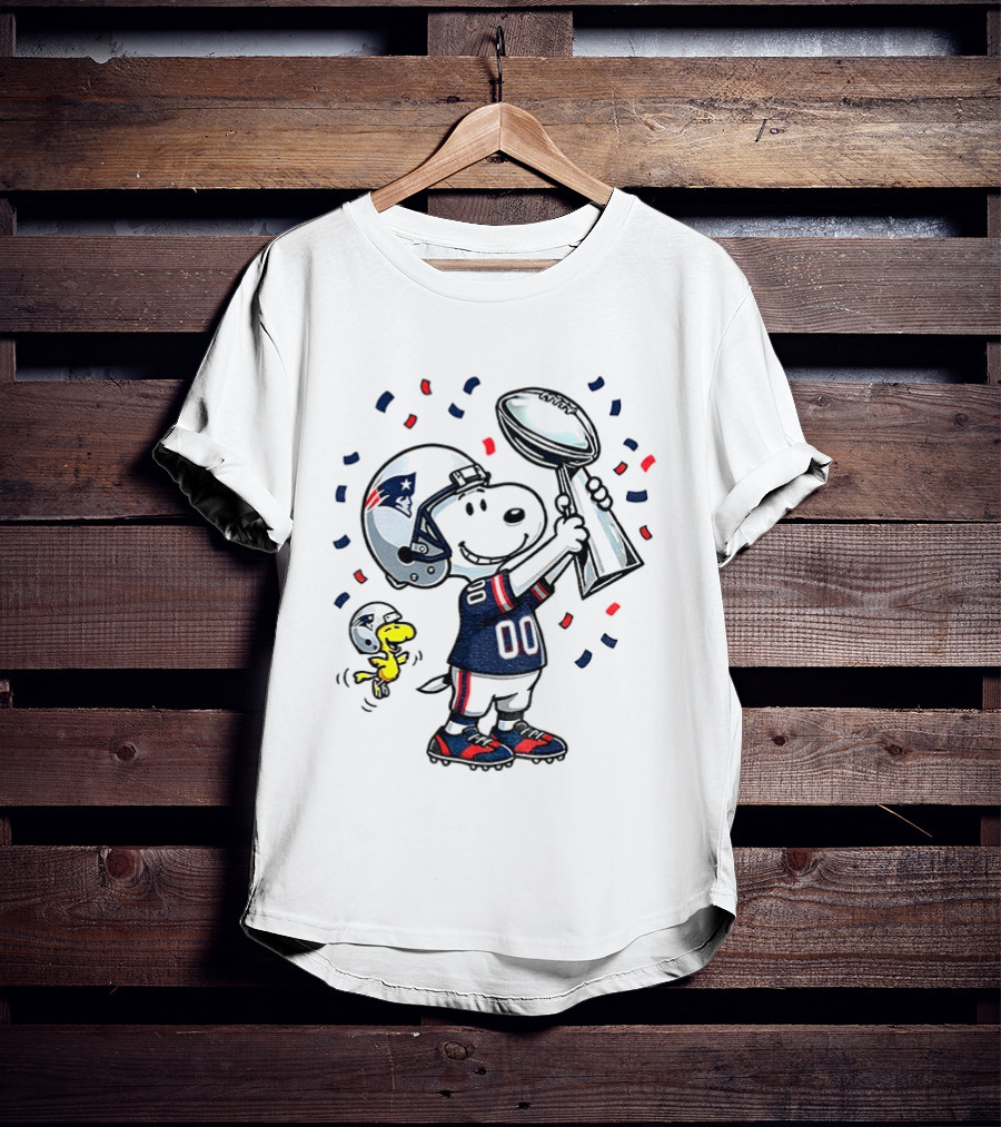 Snoopy Woodstock NFL New England Patriots Football Super Bowl Fun T-Shirt