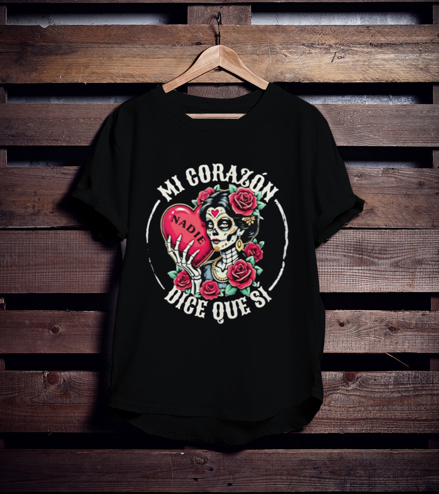 Mi Corazon Dice Que Si Nadie Flower Skeleton Girl With Heart And Roses T-Shirt