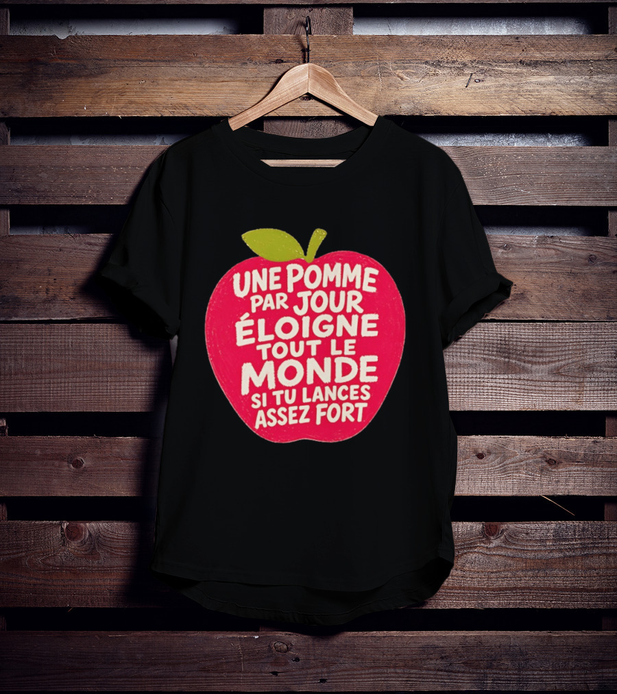 Une Pomme Par Jour Éloigne Tout Le Monde Si Tu Lances Assez Fort Humor Phrase T-Shirt