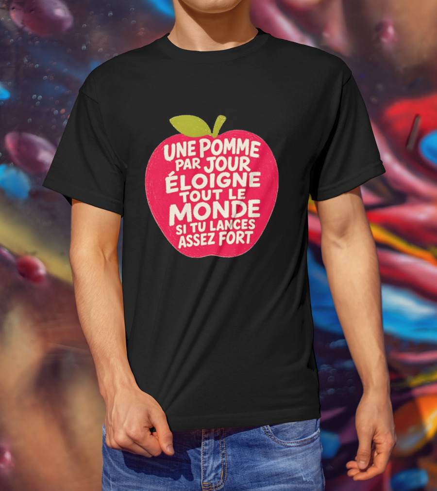 Une Pomme Par Jour Éloigne Tout Le Monde Si Tu Lances Assez Fort Humor Phrase T-Shirt