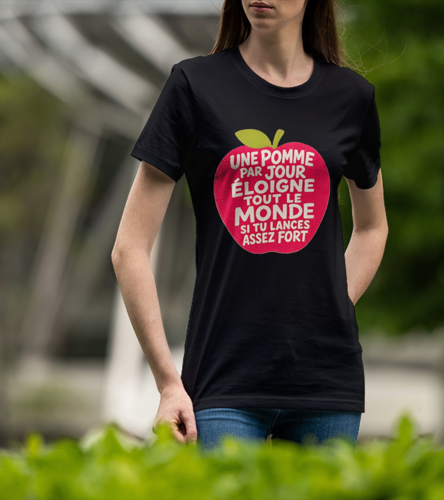 Une Pomme Par Jour Éloigne Tout Le Monde Si Tu Lances Assez Fort Humor Phrase T-Shirt
