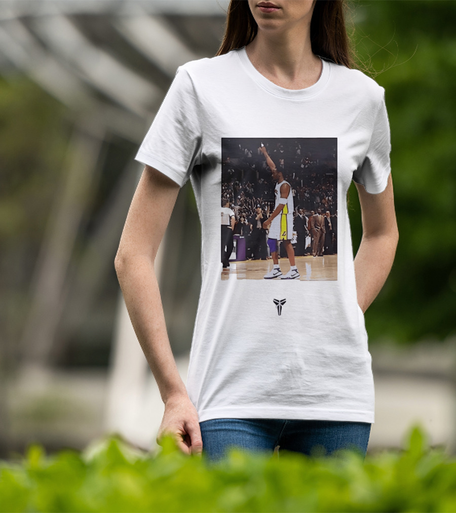 Kobe Bryant Los Angeles Lakers NBA Iconic Court Celebration T-Shirt