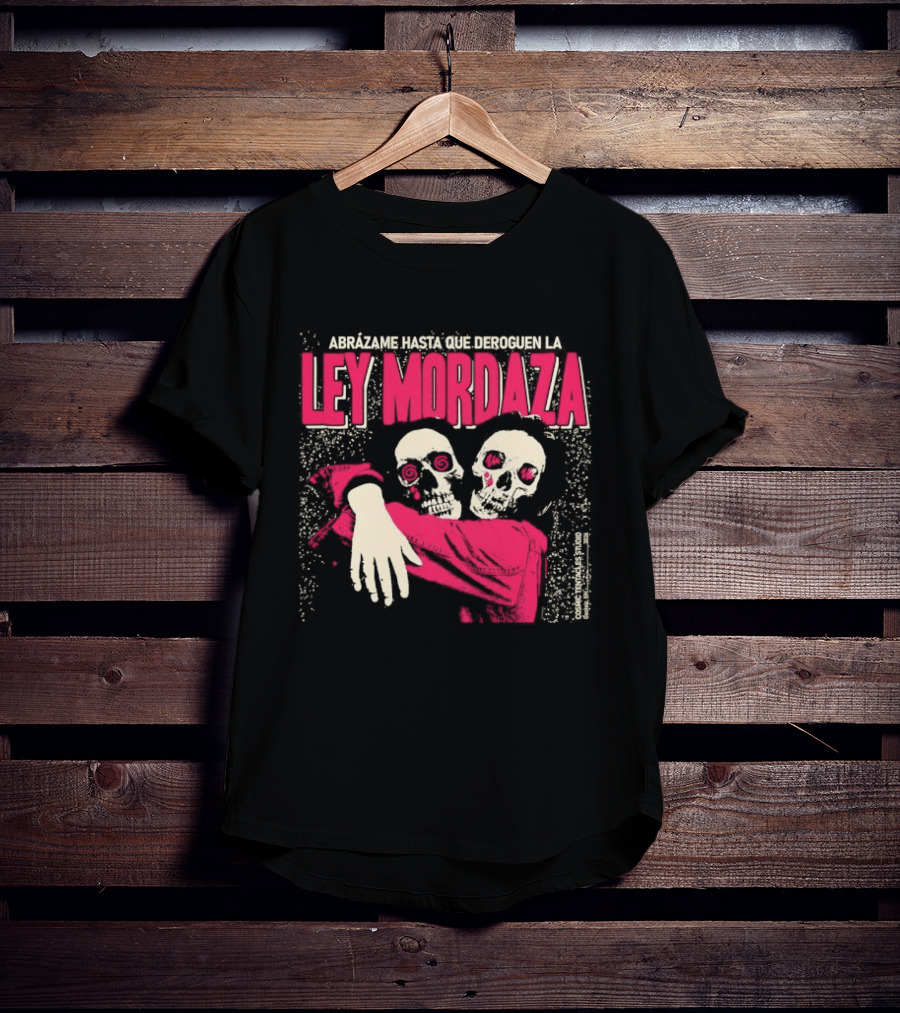 Abrazame Hasta Que Deroguen La Ley Mordaza T-Shirt