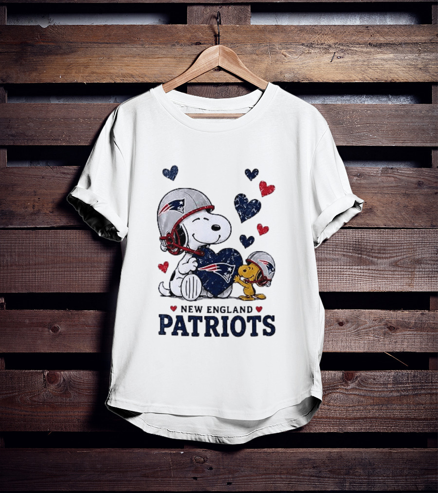 New England Patriots Peanuts Snoopy Woodstock Heart Helmets T-Shirt