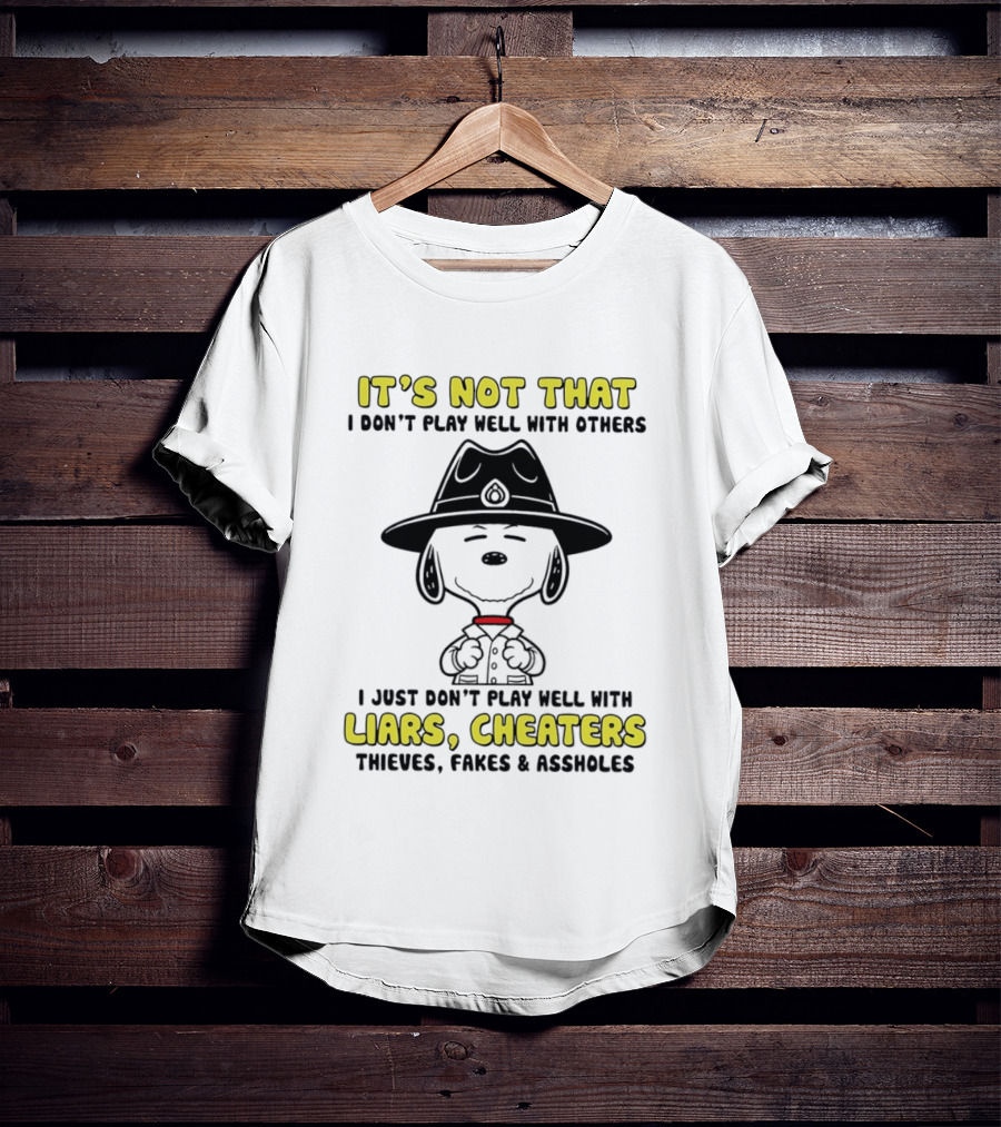 Snoopy It's Not That I Don't Play Well With Others Just Don't Play Well With Liars Cheaters Thieves Fakes & Assholes T-Shirt