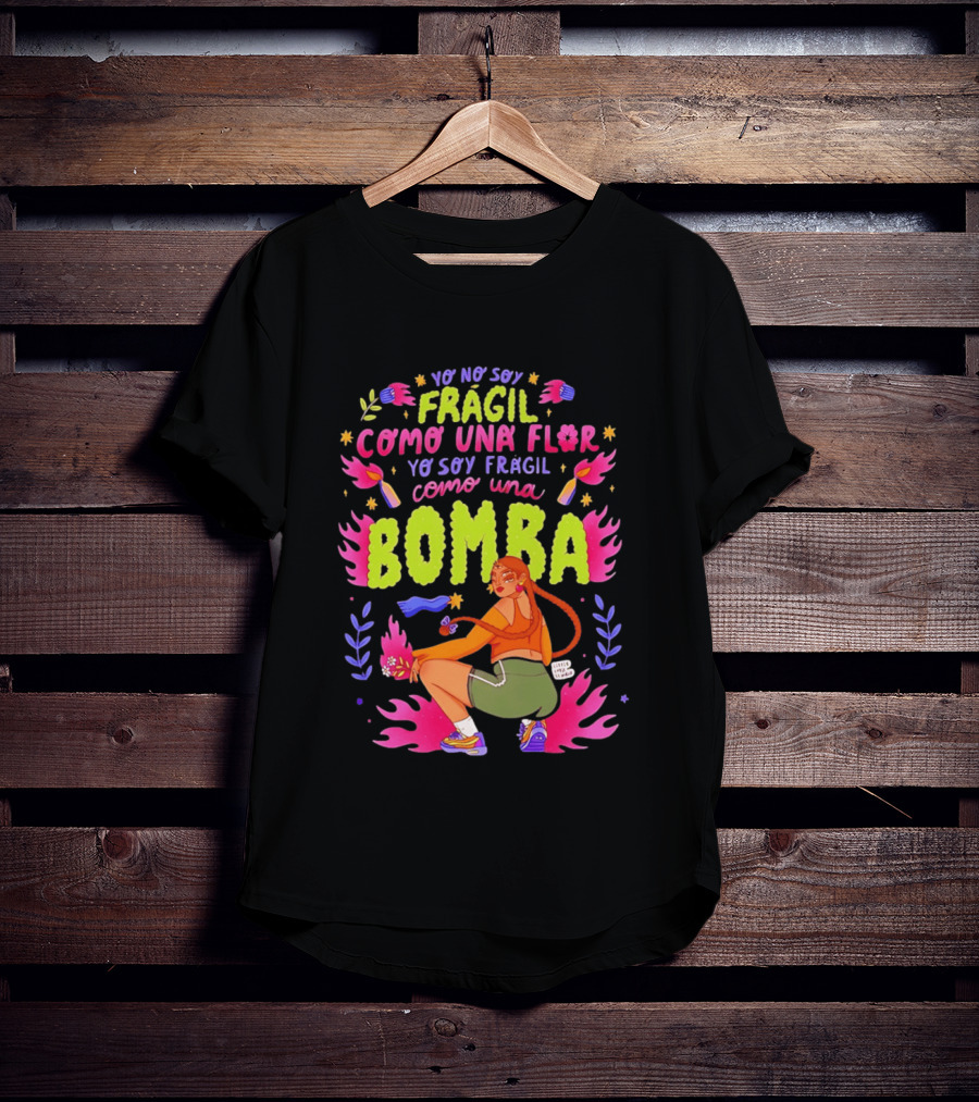 Yo No Soy Frágil Como Una Flor Yo Soy Frágil Como Una Bomba Mujer Con Fuego Y Explosiones T-Shirt