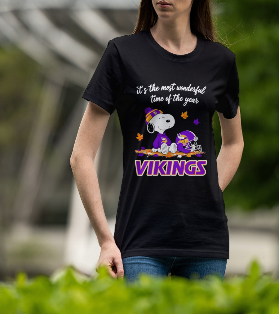 Minnesota Vikings It's The Most Wonderful Time Of The Year Snoopy Sitting Helmet Autumn Leaves T-Shirt