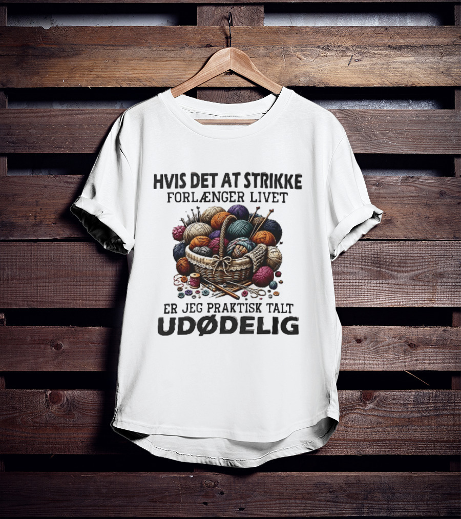 Hvis Det At Strikke Forlænger Livet Er Jeg Praktisk Talt Udødelig Garnkurv Strikkepinde T-Shirt