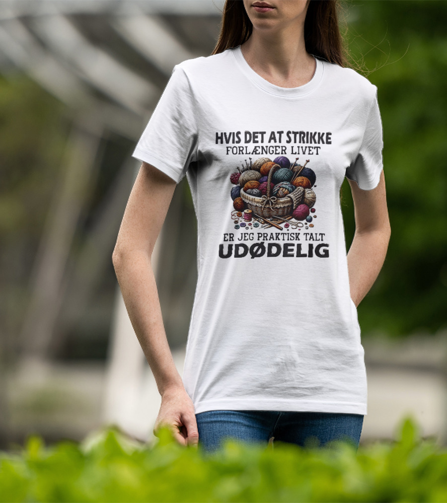Hvis Det At Strikke Forlænger Livet Er Jeg Praktisk Talt Udødelig Garnkurv Strikkepinde T-Shirt