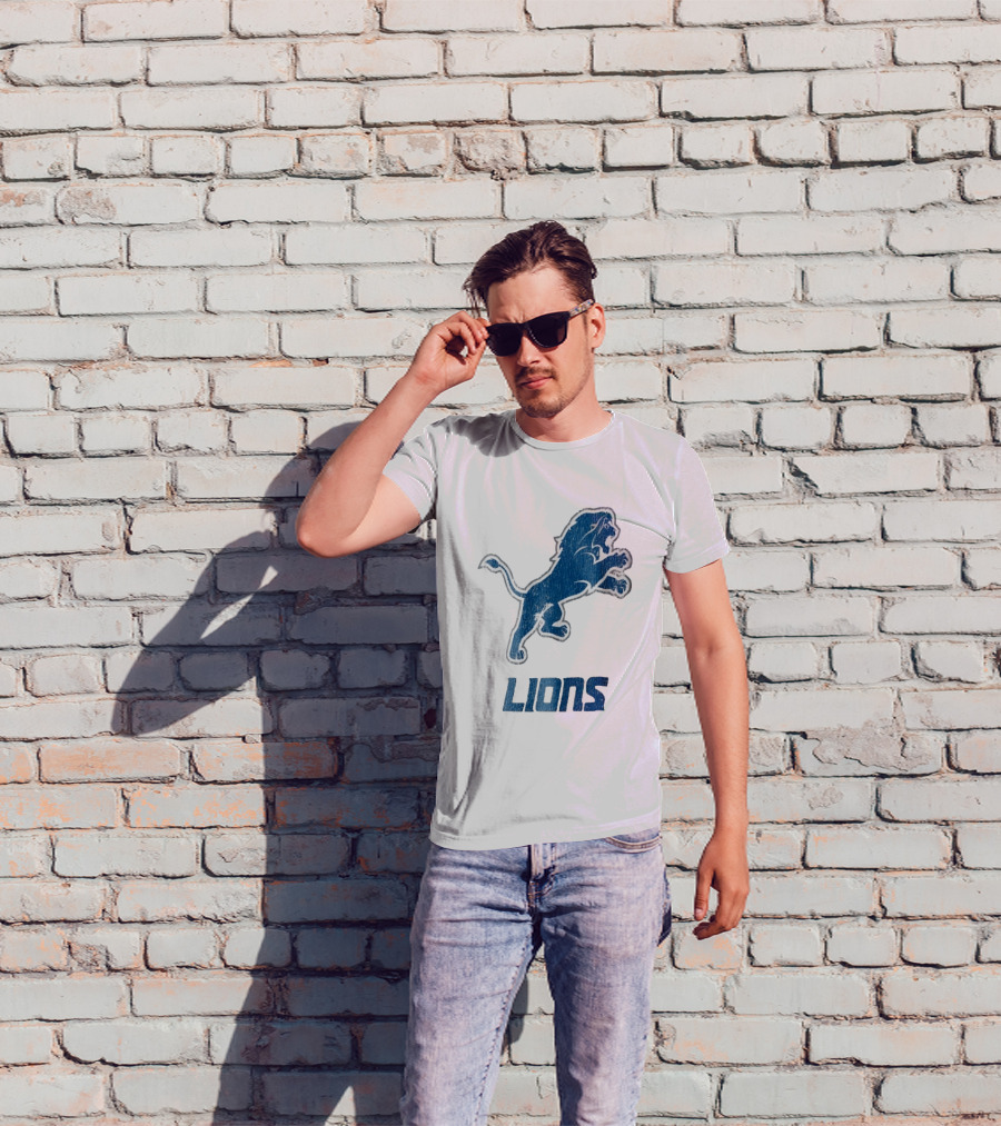Detroit Lions Distressed Blue Leaping Lion Vintage Team Spirit T-Shirt