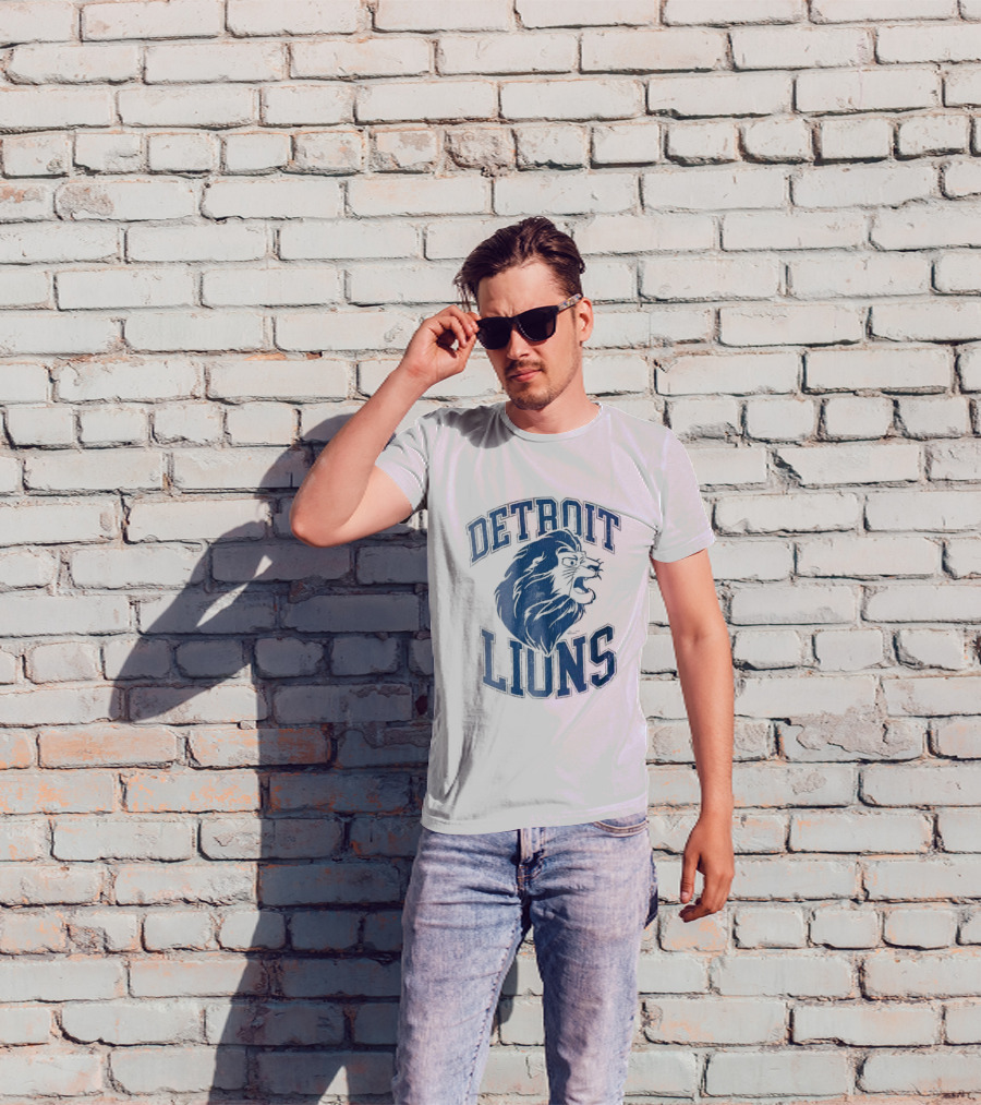 Detroit Lions Distressed Roaring Lion Head Varsity T-Shirt