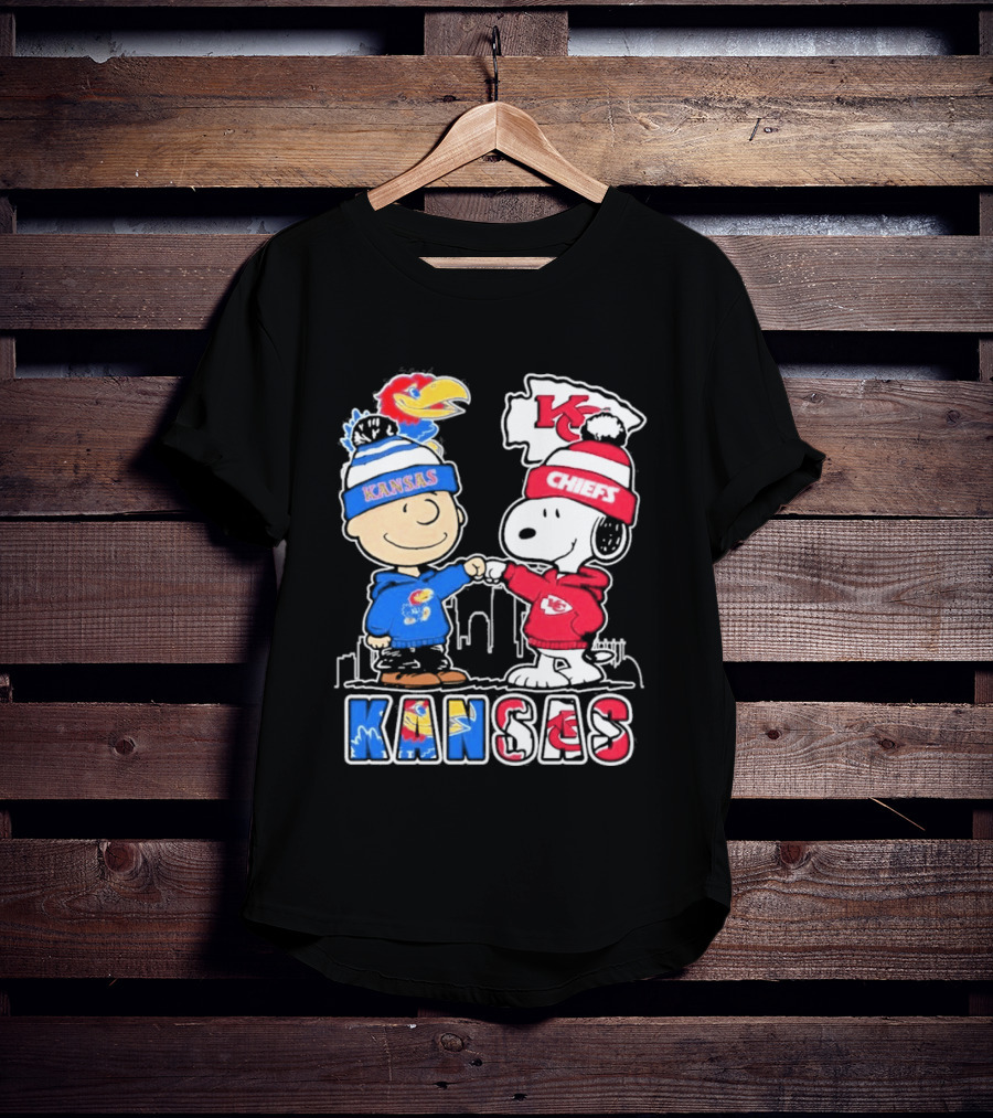 Kansas Jayhawks Kansas City Chiefs Peanuts Christmas 2025 Snoopy And Woodstock Fist Bump T-Shirt