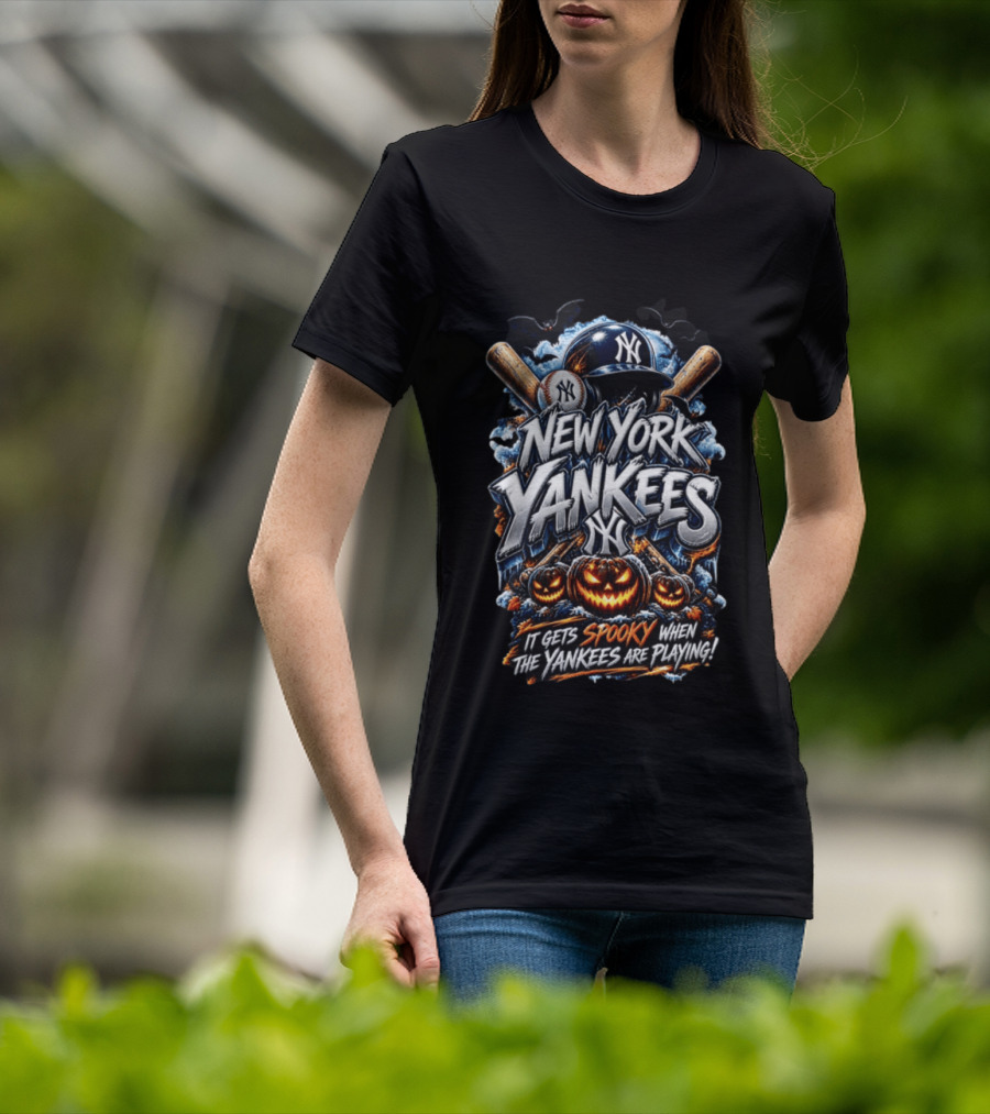 New York Yankees It Gets Spooky When The Yankees Are Playing Halloween MLB T-Shirt