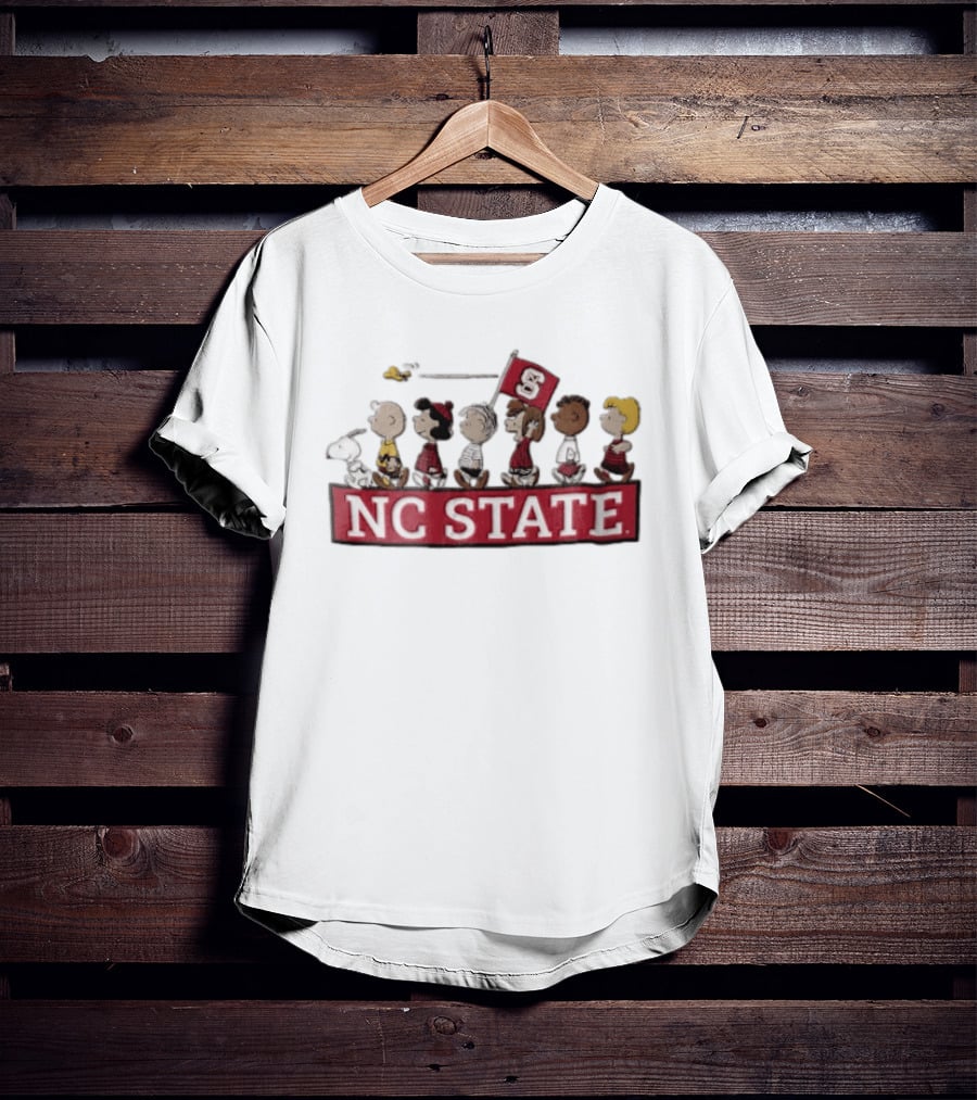 NC State University Peanuts Characters Walking With Flag 2006 Snoopy Woodstock Charlie Brown Lucy Linus Peppermint Patty Franklin T-Shirt