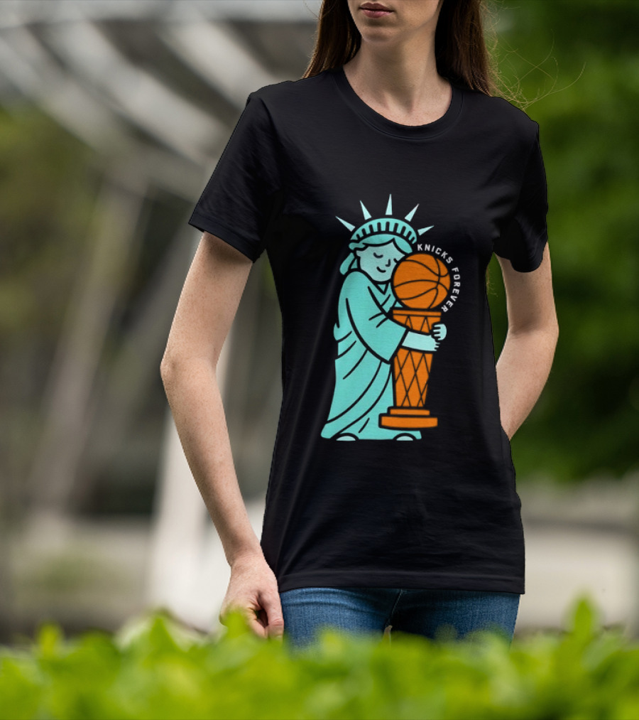 Statue Of Liberty Hug Larry O'Brien Trophy Knicks Forever T-Shirt
