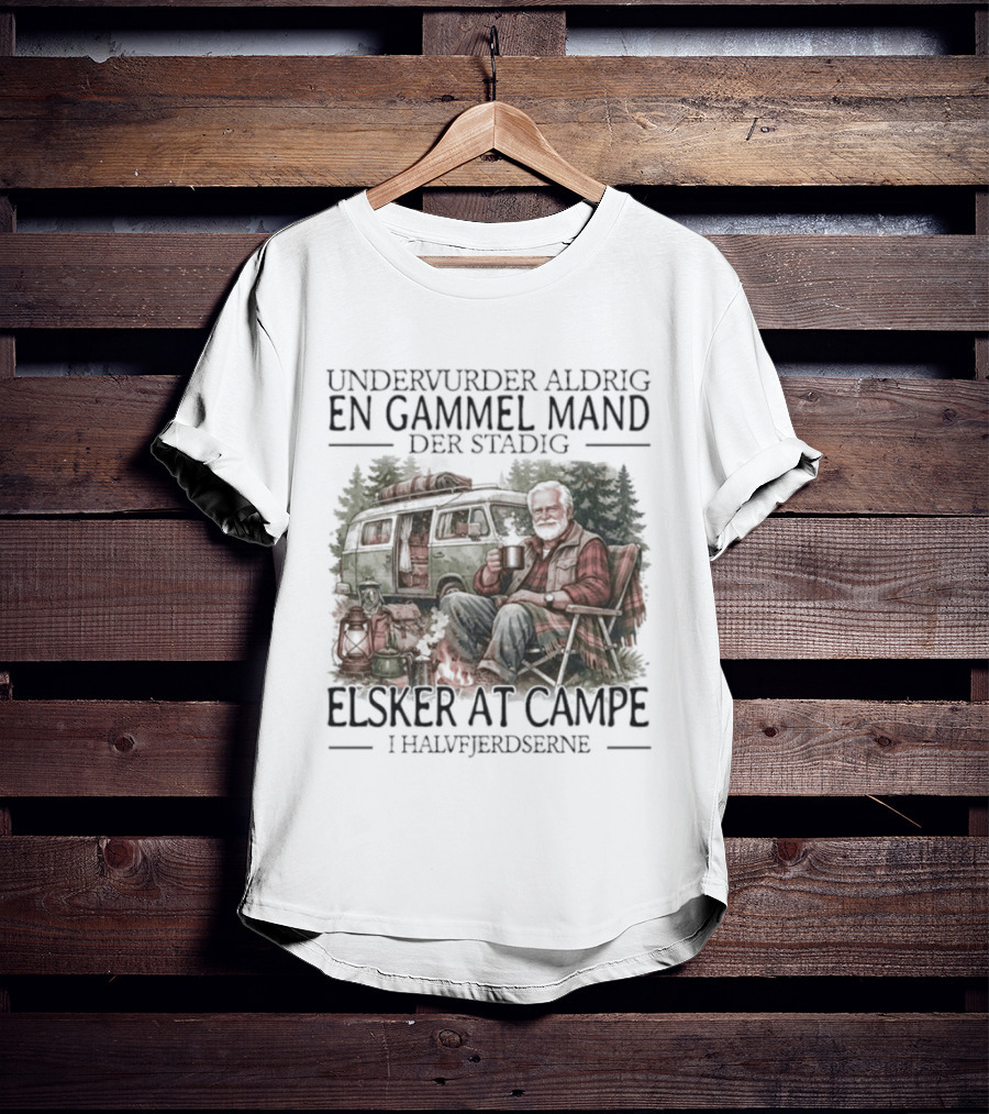 Undervurder Aldrig En Gammel Mand Der Stadig Elsker At Campere I Halvfjerdserne T-Shirt