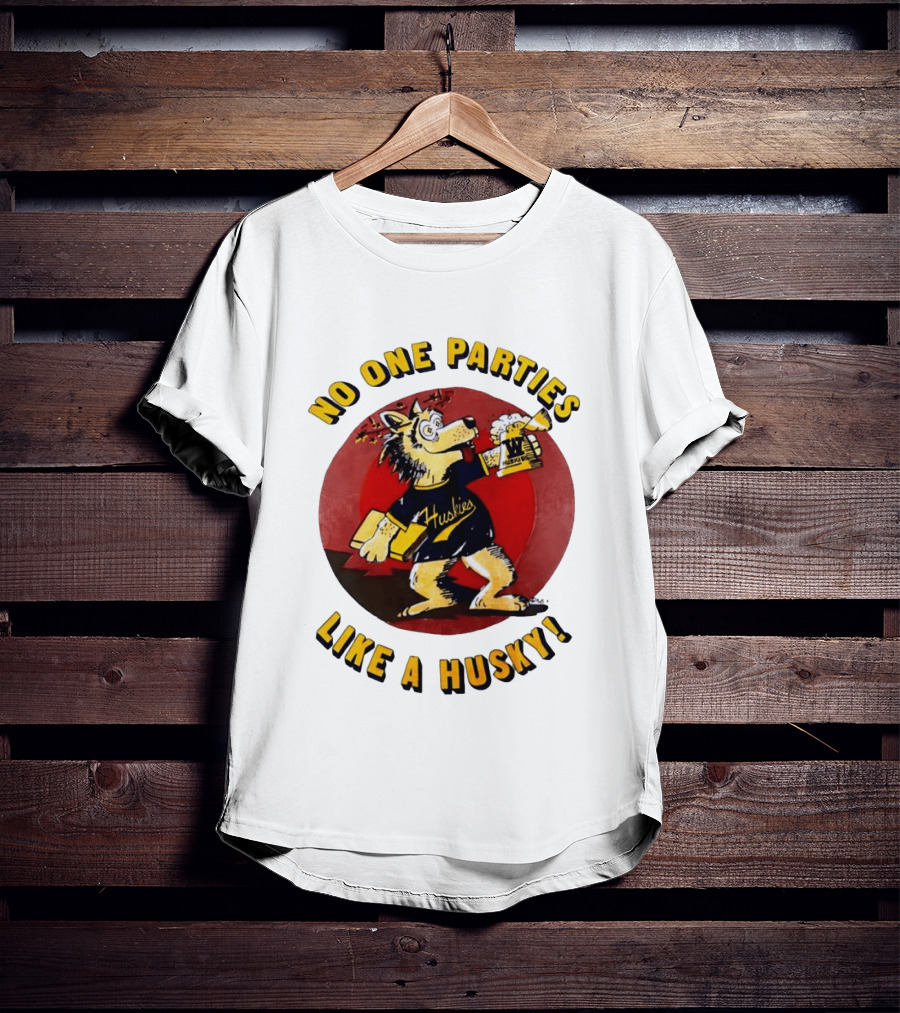 LB81 Wolf Drinking Beer And Carrying Book No One Parties Like A Husky Huskies T-Shirt