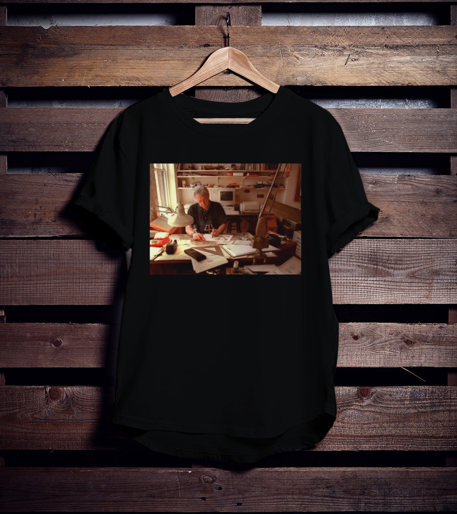 Pat Oliphant Cartoonist In Studio Drawing And Sketching T-Shirt