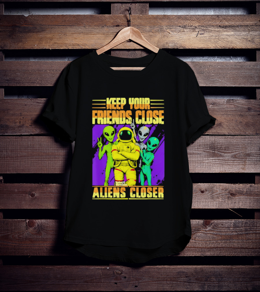 Keep Your Friends Close Aliens Closer Astronaut With Alien Friends T-Shirt